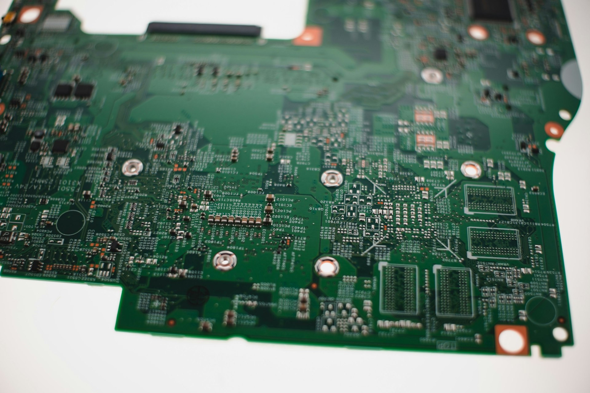 Leiterplatte und Schaltkreise | Moderne Elektrotechnik-Lösungen Detaillierte Aufnahme einer grünen Leiterplatte mit komplexen Schaltkreisen, symbolisiert technische Präzision und Innovation in der Elektrotechnik.